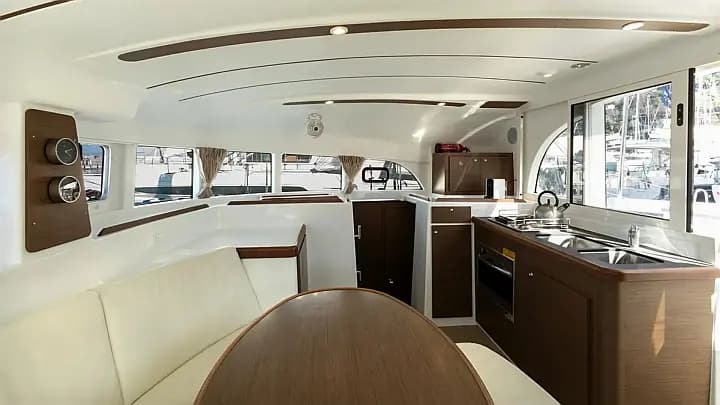 Lagoon 380 in Vibo Marina - Photo 3