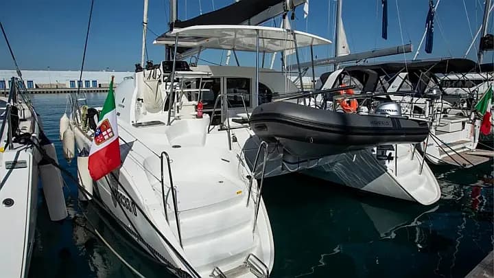 Lagoon 380 in Vibo Marina - Photo 4