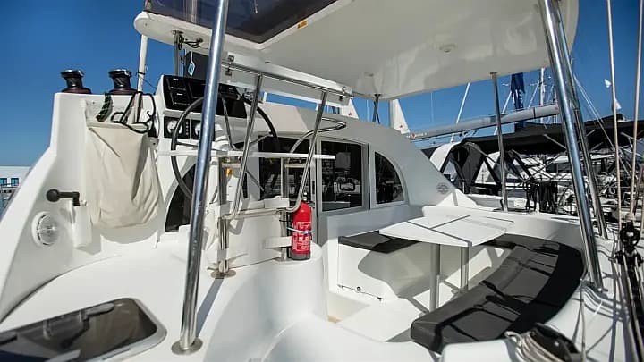 Lagoon 380 in Vibo Marina - Photo 5