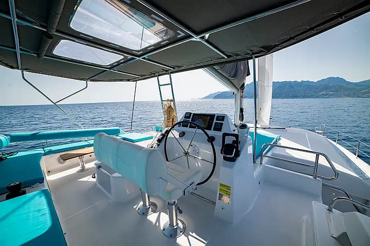 Dufour Catamaran 48 in Salerno / Marina d'Arechi - Photo 3