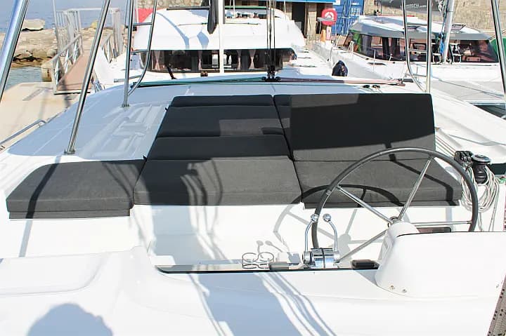 Lagoon 46 in Corsica / Ajaccio / Port Tino Rossi - Photo 4