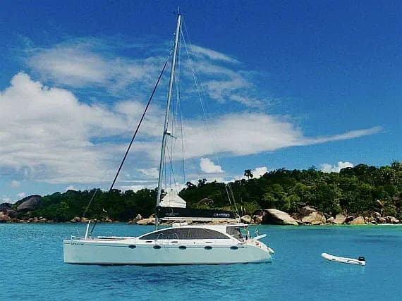 תוכנית הסיפון של DH 550 in Eden Island / Mahe, Victoria / Eden Island Marina
