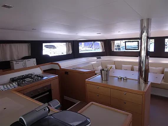 Dufour Catamaran 48 in Salerno / Marina d'Arechi - Photo 2