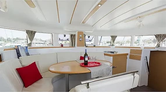 Lagoon 380 in Lavrion Main Port 的甲板布局图