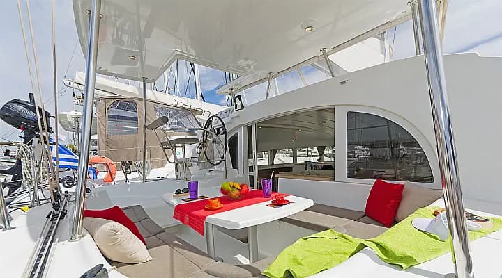 Lagoon 380 in Lavrion Main Port - Photo 3