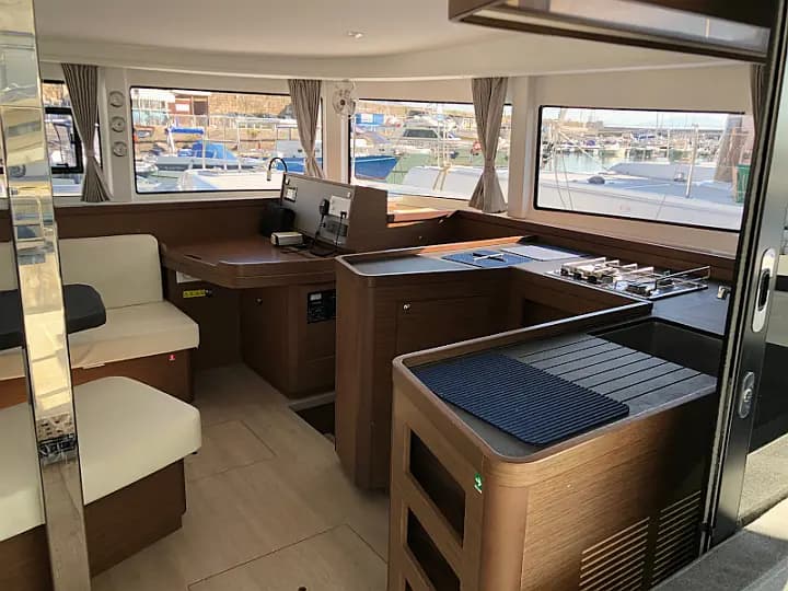 Lagoon 42 in Salerno - Photo 3