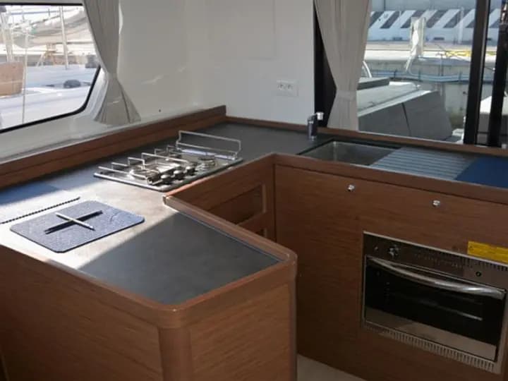 Lagoon 42 in Salerno - Photo 5