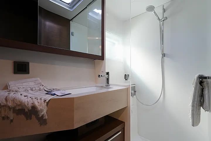 Lagoon 46 in Salerno - Photo 4