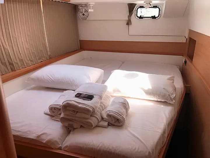 Lagoon 400 S2 in Lavrion Main Port - Photo 3