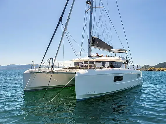 Lagoon 43 in Sardinia / Portisco / Cala dei Sardi - image 1