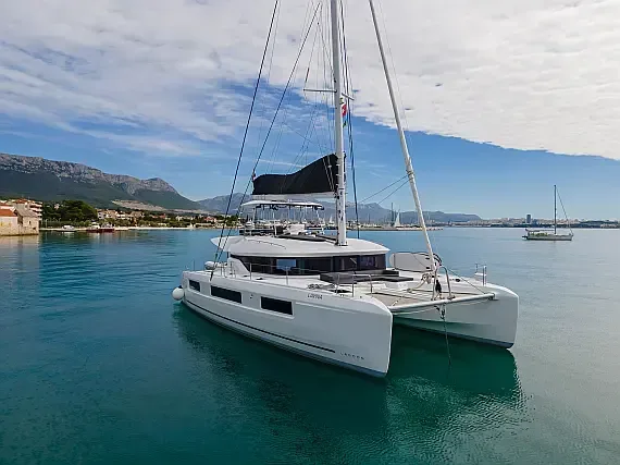 Lagoon 51 in Kaštel Gomilica / Marina Kaštela - image 1