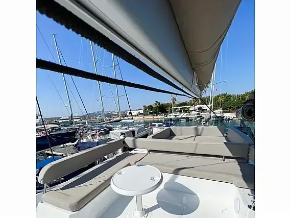 Bali 4.4 in St. Vincent / Admiralty Bay / Bequia Marina - image 1