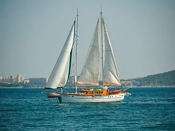 Gulet in Kaštel Gomilica / Port Kaštilac - image 1