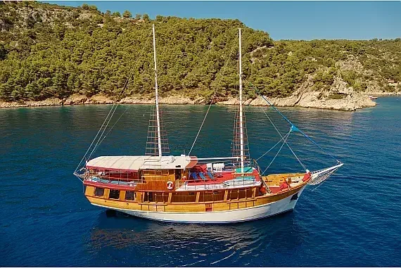 Motor sailer in Kaštel Štafilić / Ferry port Divulje - image 1