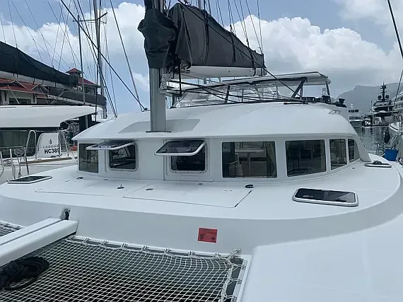 Lagoon 380 in Eden Island / Mahe, Victoria / Eden Island Marina - image 1