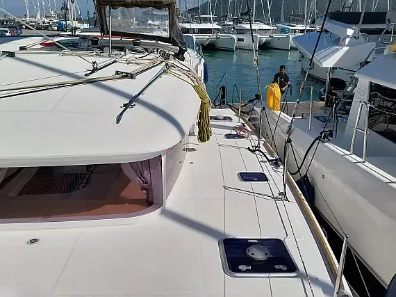 Lagoon 400 S2 in Preveza Main Port - image 1