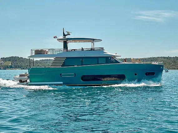 Azimut Magellano 66 in Podstrana / Marina Lav - image 1