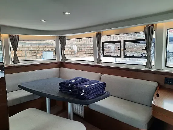 Lagoon 42 in Sicily / Furnari / Marina Portorosa - image 1