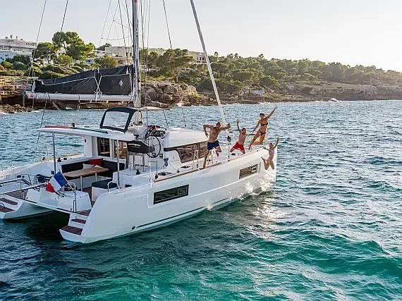 Lagoon 40 in Kaštel Gomilica / Marina Kaštela - image 1