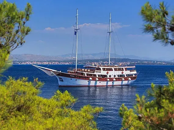 Motor sailer in Split / Port of Split / East Harbour - image 1