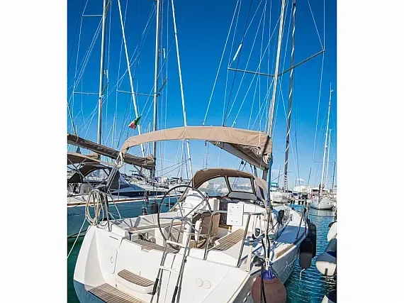 Sun Odyssey 33i in San Vincenzo / Marina di San Vincenzo - image 1