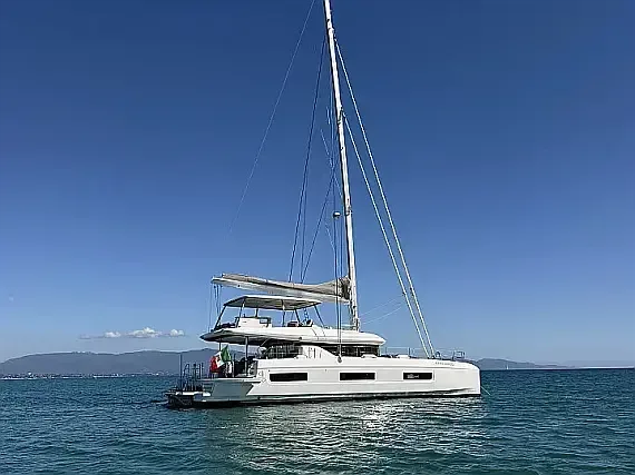 Lagoon 60 in Sardinia / Portisco / Cala dei Sardi - image 1