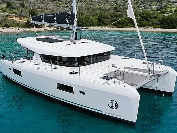 Lagoon 42 in Seget Donji / Marina Baotić - image 1