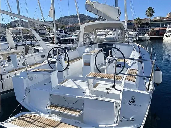 Oceanis 38.1 in Grimaud / Port Grimaud - image 1