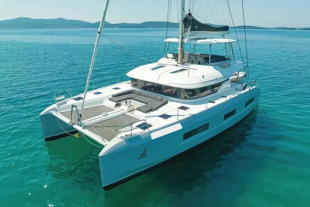 Lagoon 55 in Saint Martin / Marigot / Marina Fort Louis - image 1