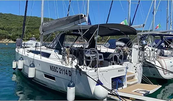 Dufour 390 Grand Large in Sardinia / Portisco / Cala dei Sardi - image 1