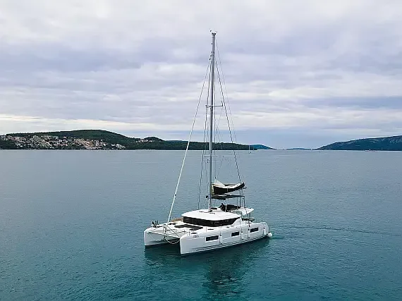 Lagoon 46 in Seget Donji / Marina Baotić - image 1