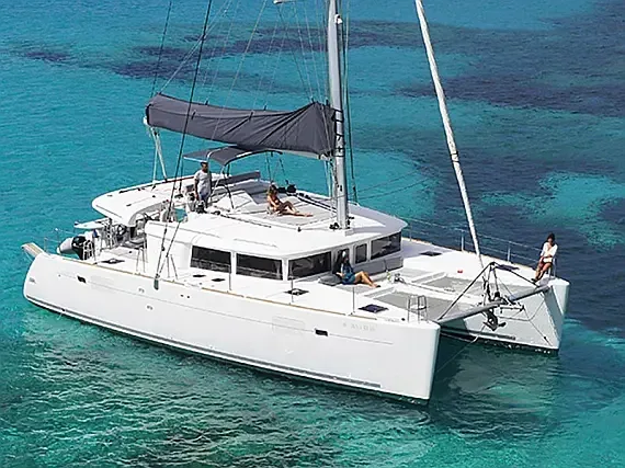 Lagoon 450 in Ibiza / Santa Eulària des Riu / Marina Santa Eulalia - image 1