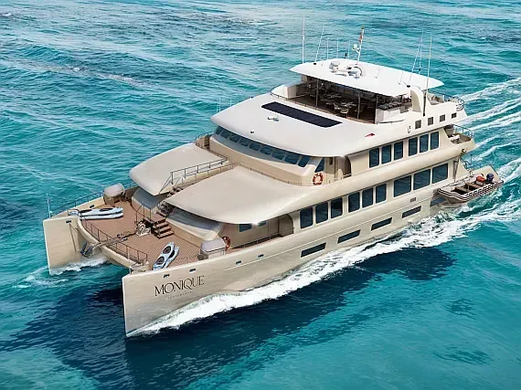 Power Catamaran in Baltra - image 1