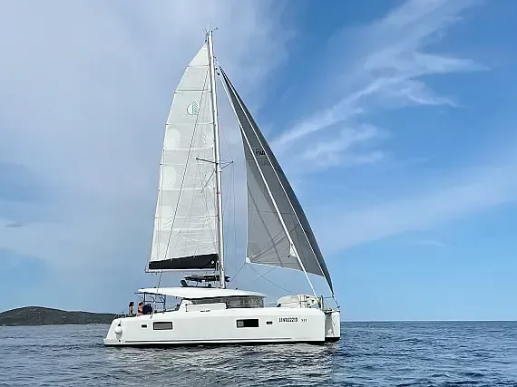 Lagoon 42 in Piombino / Marina Arcipelago Toscano - image 1