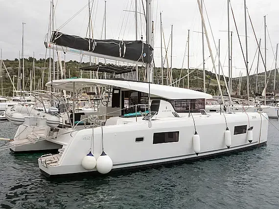 Lagoon 42 in Primošten / Marina Kremik - image 1