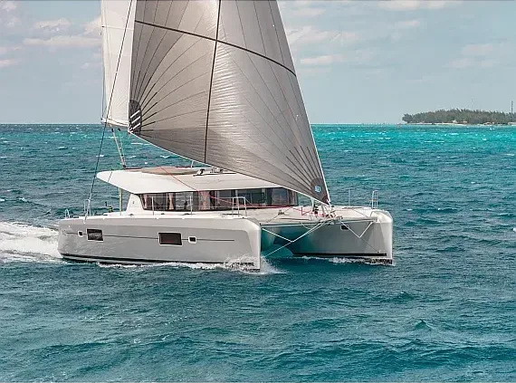 Lagoon 42 in Sicily / Capo d'Orlando Marina - image 1