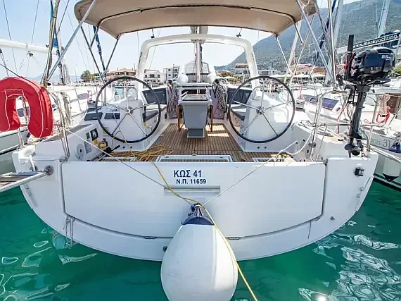 Oceanis 41.1 in Lefkada / Nikiana Marina - image 1