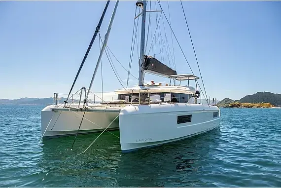 Lagoon 43 in Sardinia / Portisco / Cala dei Sardi - image 1