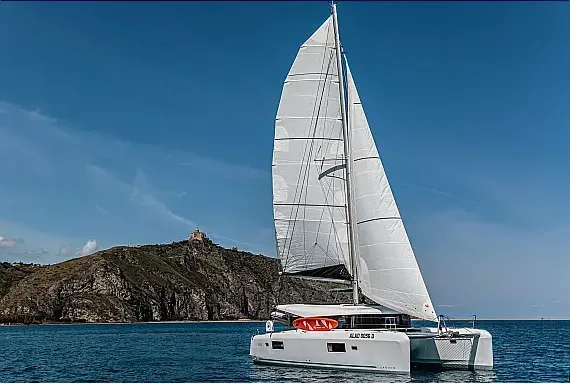 Lagoon 42 in Sicily / Furnari / Marina Portorosa - image 1