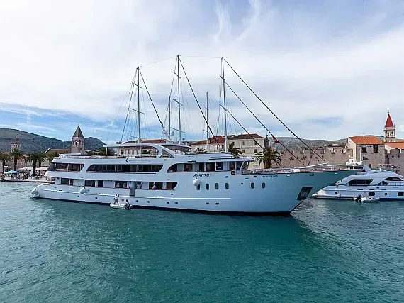 Motoryacht in Split / Port of Split / East Harbour - image 1