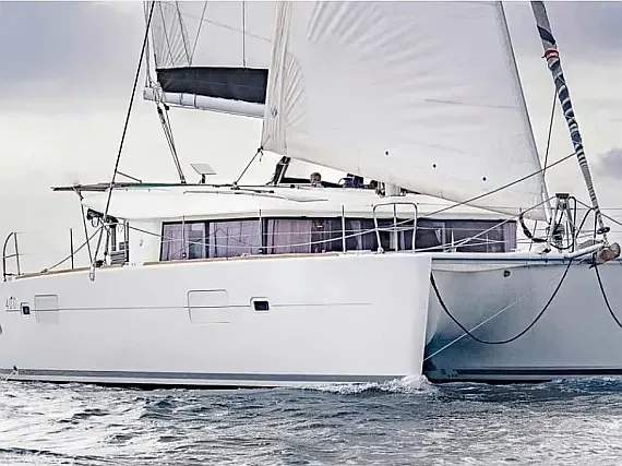 Lagoon 400 S2 in Ibiza / Santa Eulària des Riu / Marina Santa Eulalia - image 1
