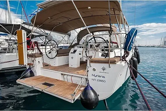 Sun Odyssey 415 in Paros / Piso Livadi Port - image 1