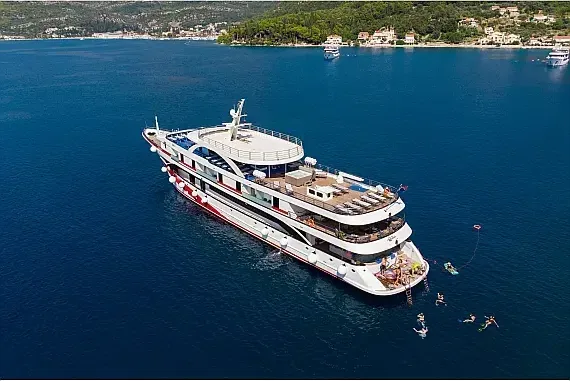 Luxury Motor Yacht in Split - image 1