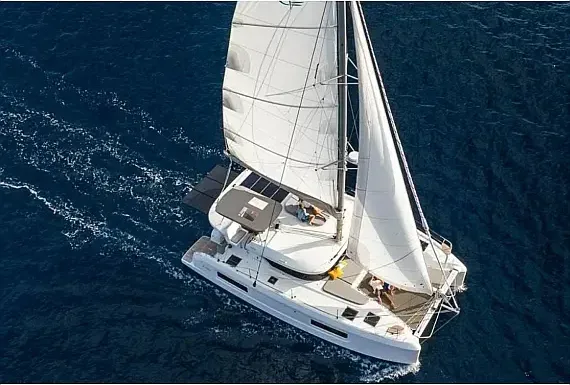 Lagoon 38 in Sicily / Furnari / Marina Portorosa - image 1