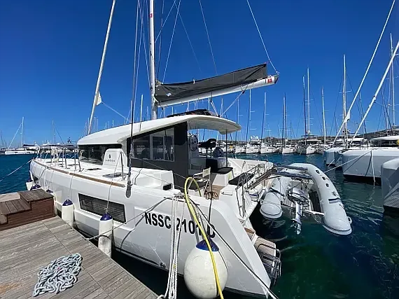 Lagoon 40 in Sardinia / Portisco / Cala dei Sardi - image 1
