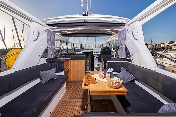 Marex 360 Cabriolet Cruiser in Šibenik / D-Marin Marina Mandalina - image 1
