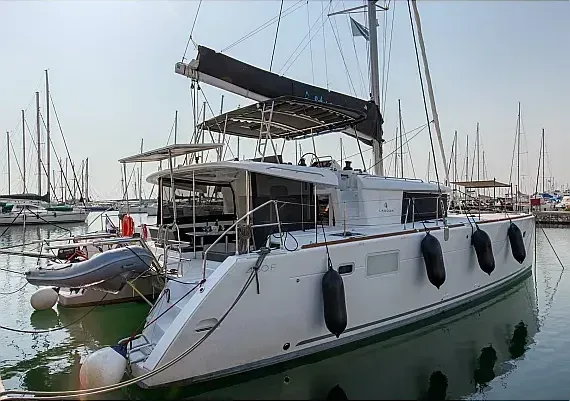 Lagoon 450 Fly in Athens / Alimos Marina - image 1