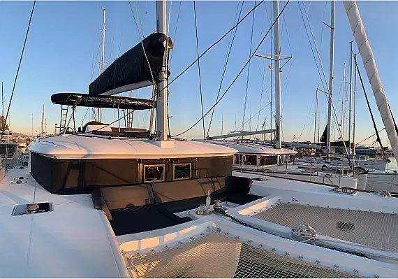 Lagoon 450 Fly in Athens / Alimos Marina - image 1