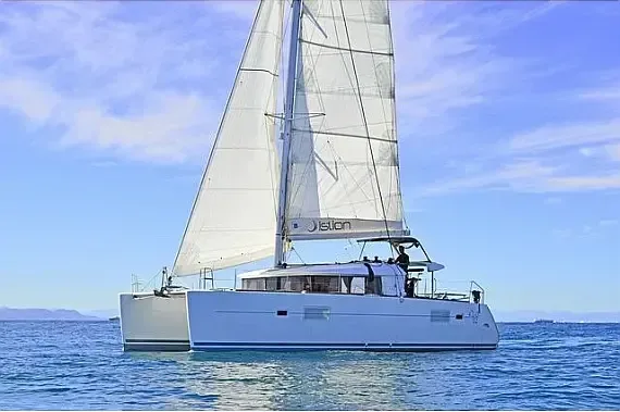 Lagoon 400 S2 in Lavrion Main Port - image 1