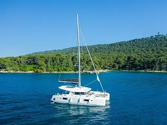 Lagoon 42 in Kaštel Gomilica / Marina Kaštela - image 1